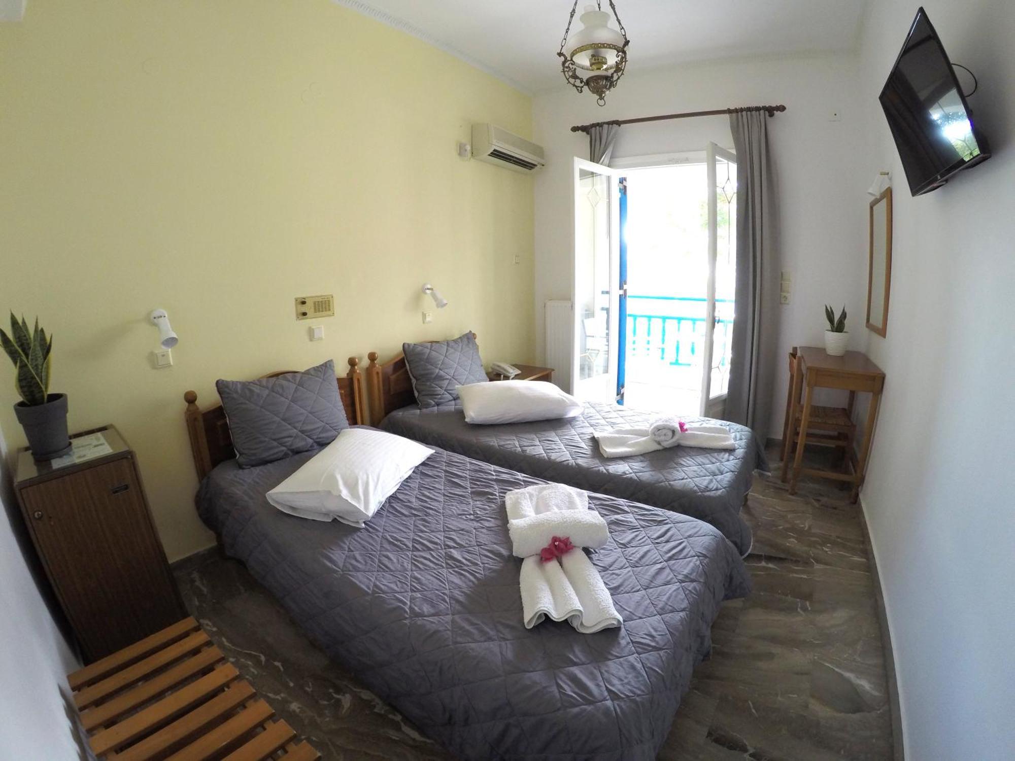 Hotel Zeus Kamari  Phòng bức ảnh
