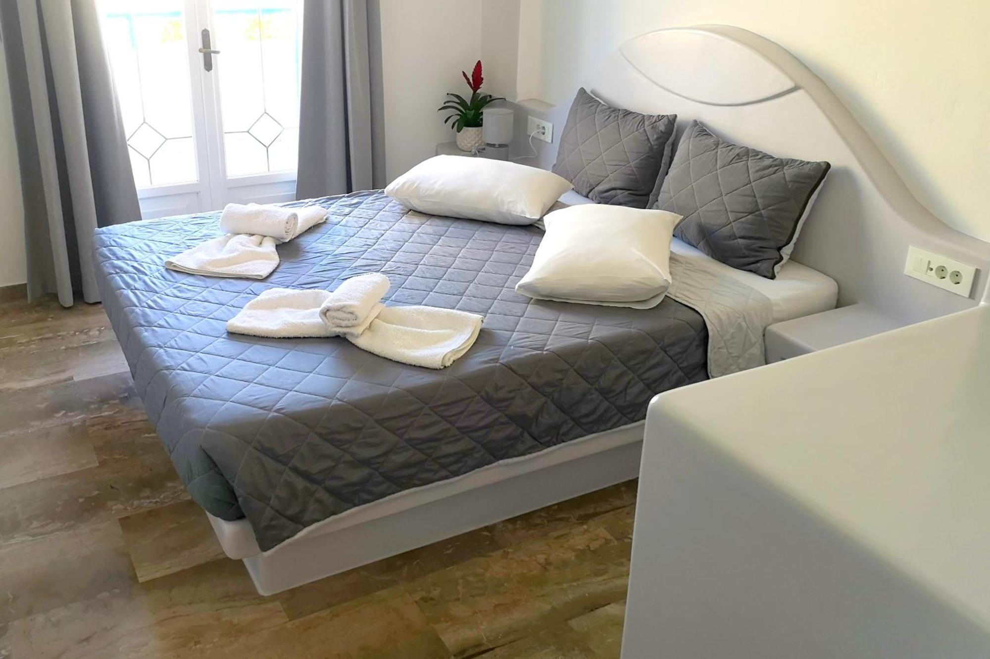 Hotel Zeus Kamari  Phòng bức ảnh