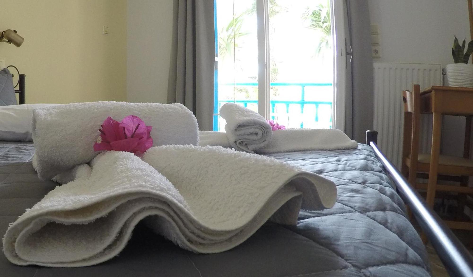 Hotel Zeus Kamari  Phòng bức ảnh